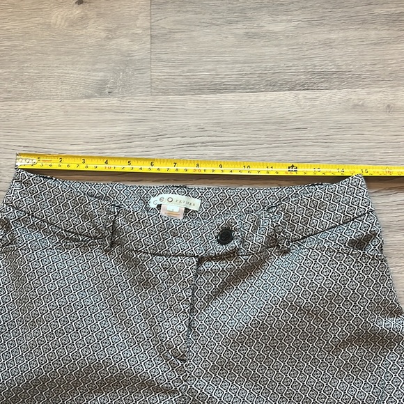 4/$50 Cleo Petites Patterned Cropped Pants - Picture 3 of 6